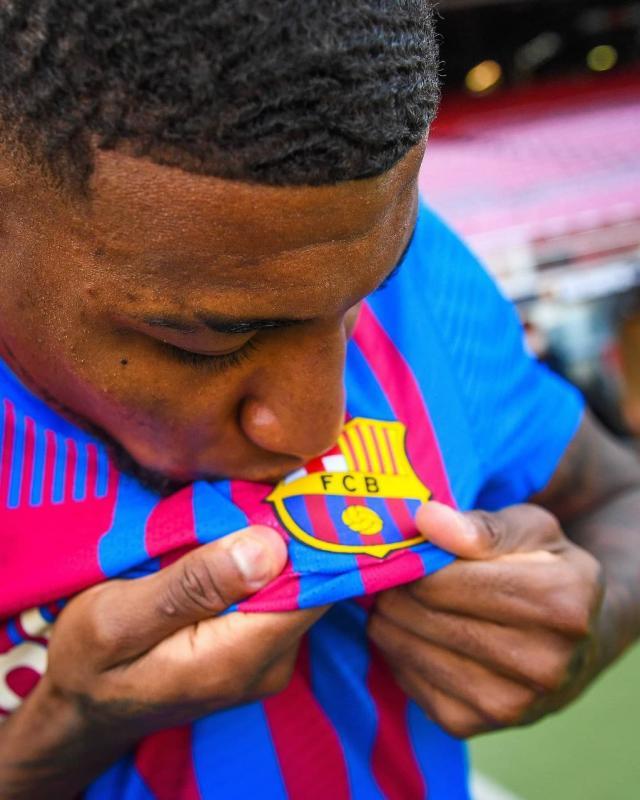 九游娱乐app-埃莫森亮相巴萨 拉波尔塔：他有“巴西伟右”潜质